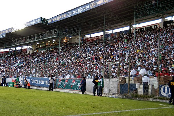 Estadio Corona. Un pequeño escenario que imponía. Un verdadero dolor para los visitantes jugar el domingo a las 4pm.