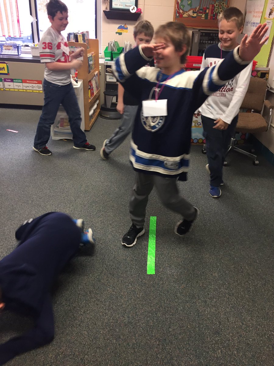 coolhandayla's tweet photo. Day one of great kindness challenge at Avery! ๐ ๐@AveryGators1 #StepOverTheLine #HumanKnot #TeamWork https://t.co/VwEaqnYPeS