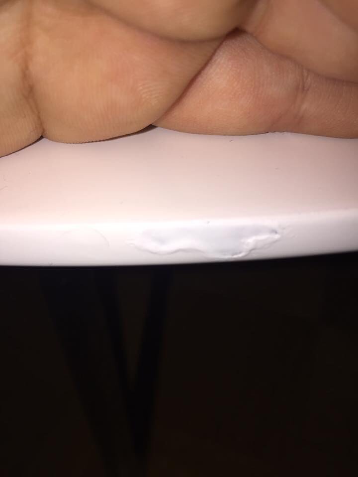 Da will jemand seinen #Couchtisch mit Bilder  #fragwürdigen Inhalts verkaufen