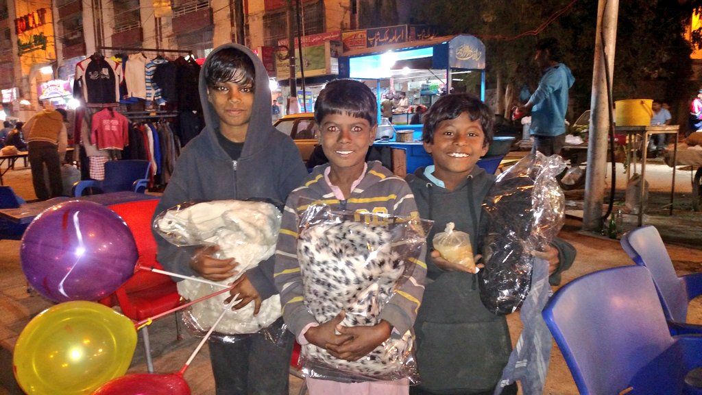 FizzaRahman's tweet photo. Roamed around the roads with @MariamQuli distributing the #WinterClothesDrive. Such happy faces! 💞 https://t.co/p7fiiwpV30
