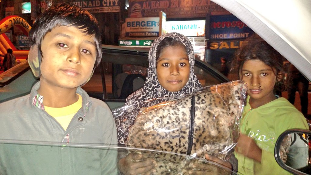 FizzaRahman's tweet photo. Roamed around the roads with @MariamQuli distributing the #WinterClothesDrive. Such happy faces! 💞 https://t.co/p7fiiwpV30
