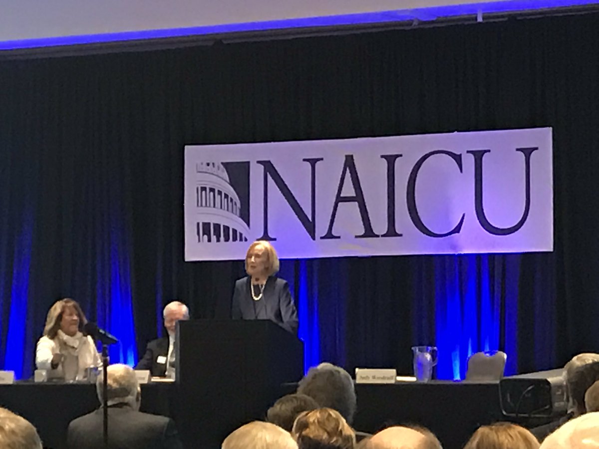 datadiva_Colby's tweet photo. Thank you to @JudyWoodruff for speaking at #NAICU2017 ! Such a pleasure to hear your thoughts and wise analysis. @MICUMichigan #micolleges https://t.co/GadJITNUJH