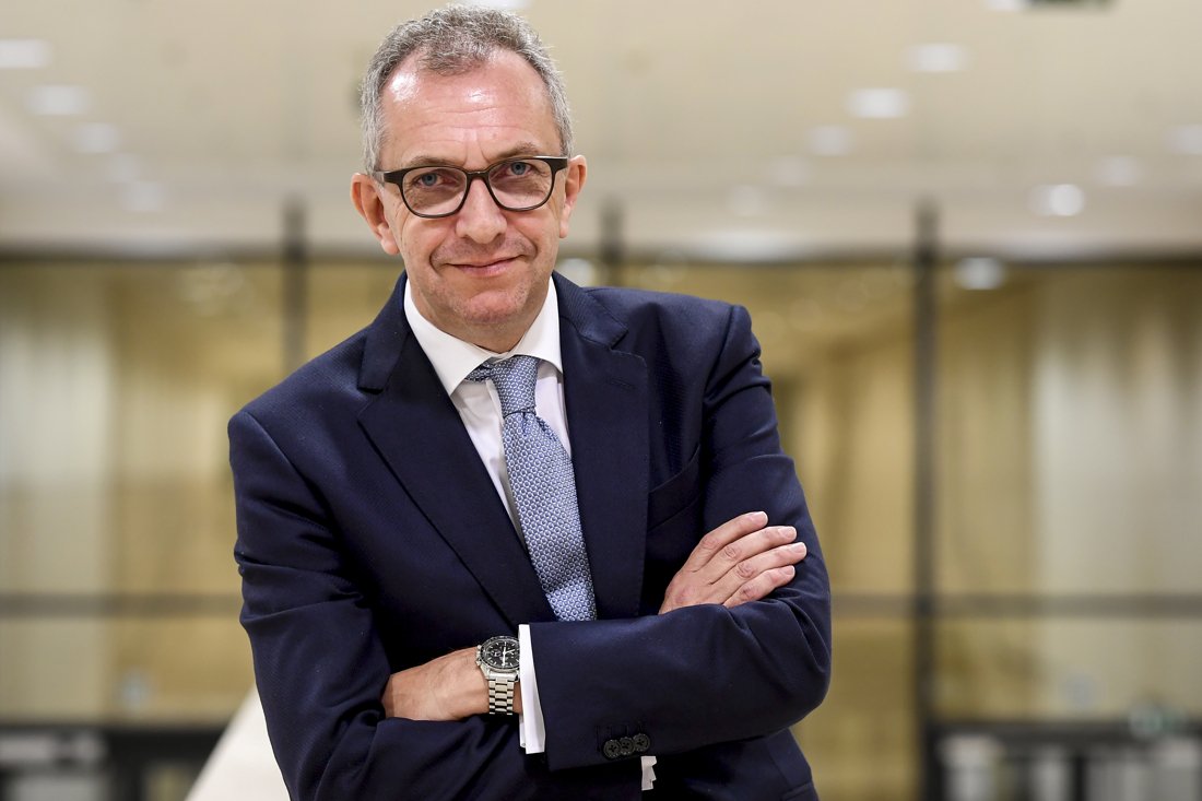 destandaard's tweet photo. Gunther Broucke verkozen tot overheidsmanager van 2016 https://t.co/1Xavobsymm https://t.co/BwYyKpwj5D