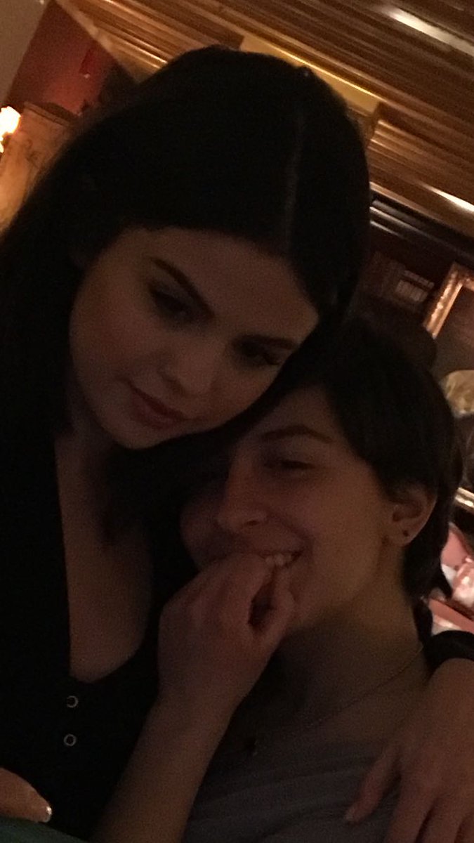 SelGomez_es's tweet photo. Nuevas fotos de Selena con una fan en su hotel de Venecia (vía @SelOwnsMySoul). #Selenators #BestFanArmy #iHeartAwards https://t.co/mchf7bjh2K
