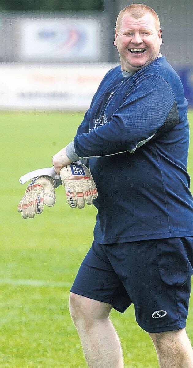 Wayne Shaw, arquero suplente del Sutton (5ta División), tiene 45 años y pesa 115 kg. Jugará vs. Arsenal por Octavos de la FA Cup... ¡CRACK!