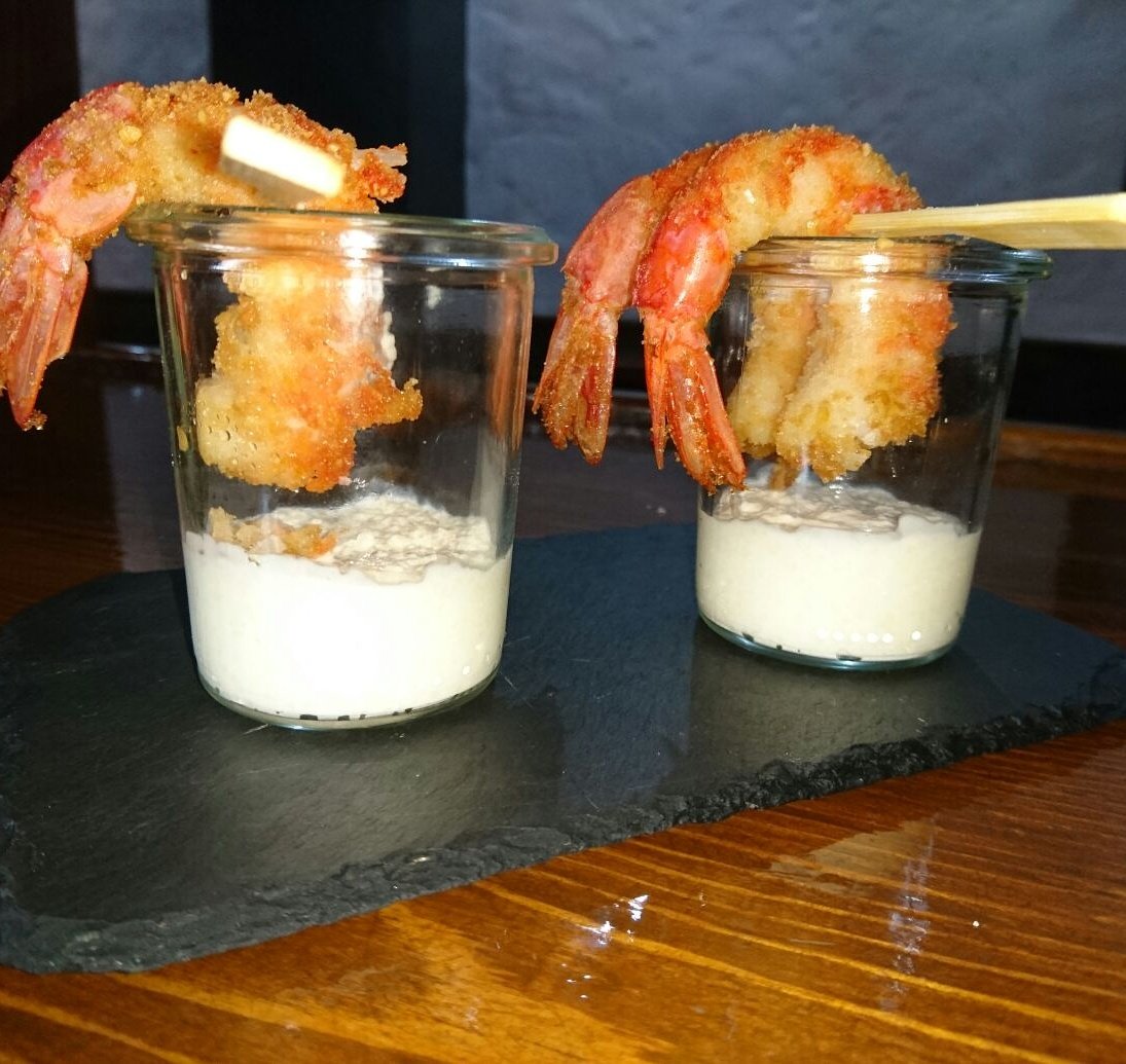 Gambones rebozados en kikos con salsa de parmesano