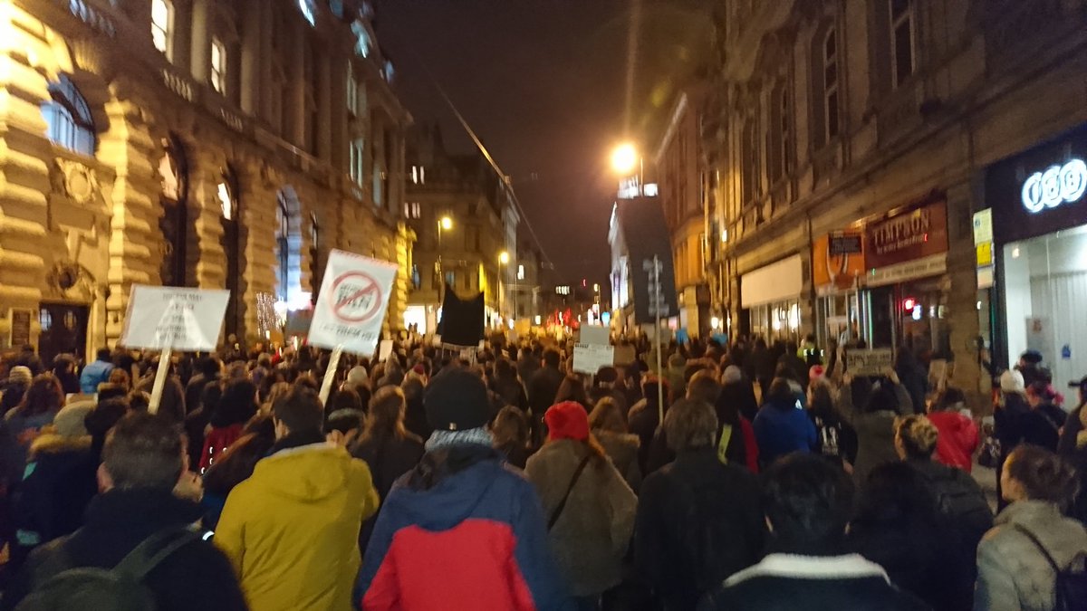 VeeBeeZofia's tweet photo. #Manchester Anti-Trump #protest packed! Best sign: Sort it out Donald, ya fuckin' wotsit! Best chant: Can't build the wall, hands r 2 small! https://t.co/Y03ixpcz0A