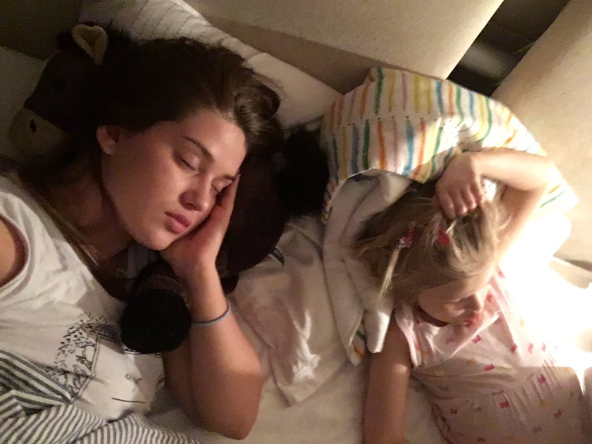 ValeriaMaley's tweet photo. Когда-то я ей читала сказки на ночь, теперь она мне Хоббита😃❤️ https://t.co/BGSHiFuFfZ