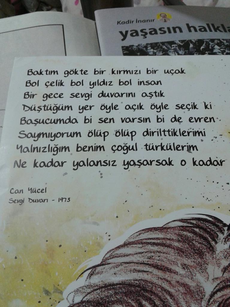 gamzenal16's tweet photo. Bir şiir düşün 44 yıl geçmiş hala hiçbir insanoğlu tarafindan düşünülmemiş https://t.co/Lsl4TiG3Dh
