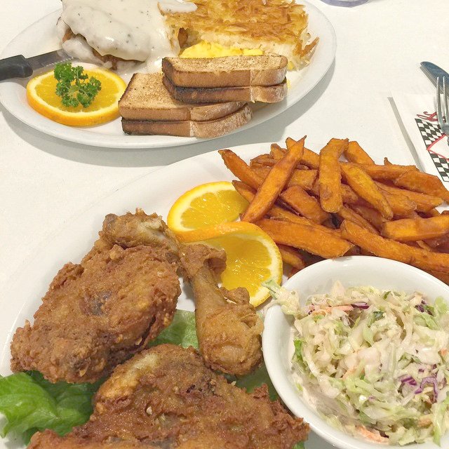 LorisDinerSF's tweet photo. Every day is a good day when you have #Southern #FriedChicken for lunch! #LorisDinerSF #SFeats #ComfortFood https://t.co/AkdGQtPqTy