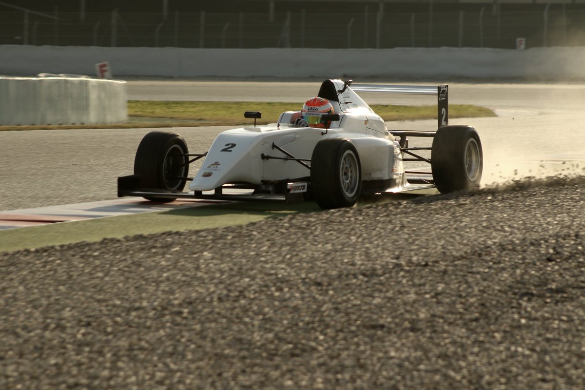 VBolea18's tweet photo. Pistoletazo de salida de la pretemporada 2017 de la @F4Spain en el @Circuitcat_es. #F4Test #F4Spain https://t.co/B0R9fFiWyZ