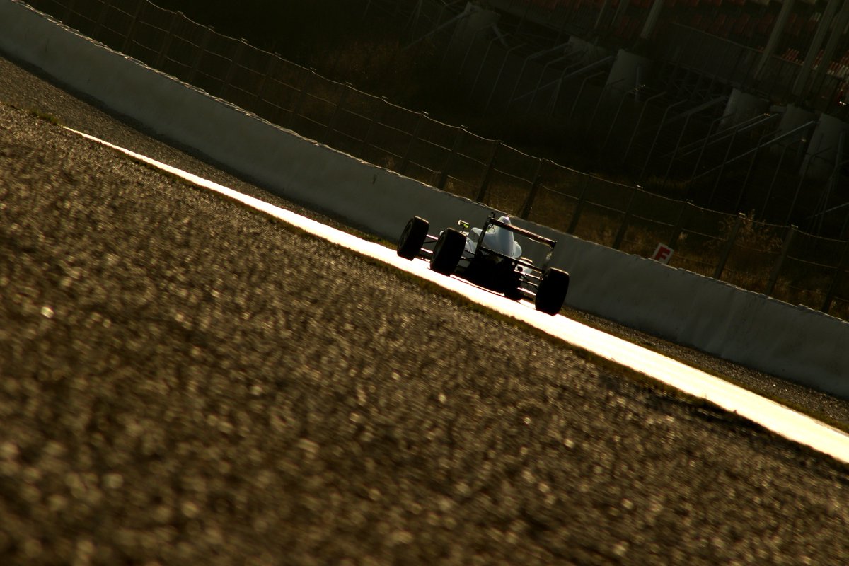 VBolea18's tweet photo. Pistoletazo de salida de la pretemporada 2017 de la @F4Spain en el @Circuitcat_es. #F4Test #F4Spain https://t.co/B0R9fFiWyZ