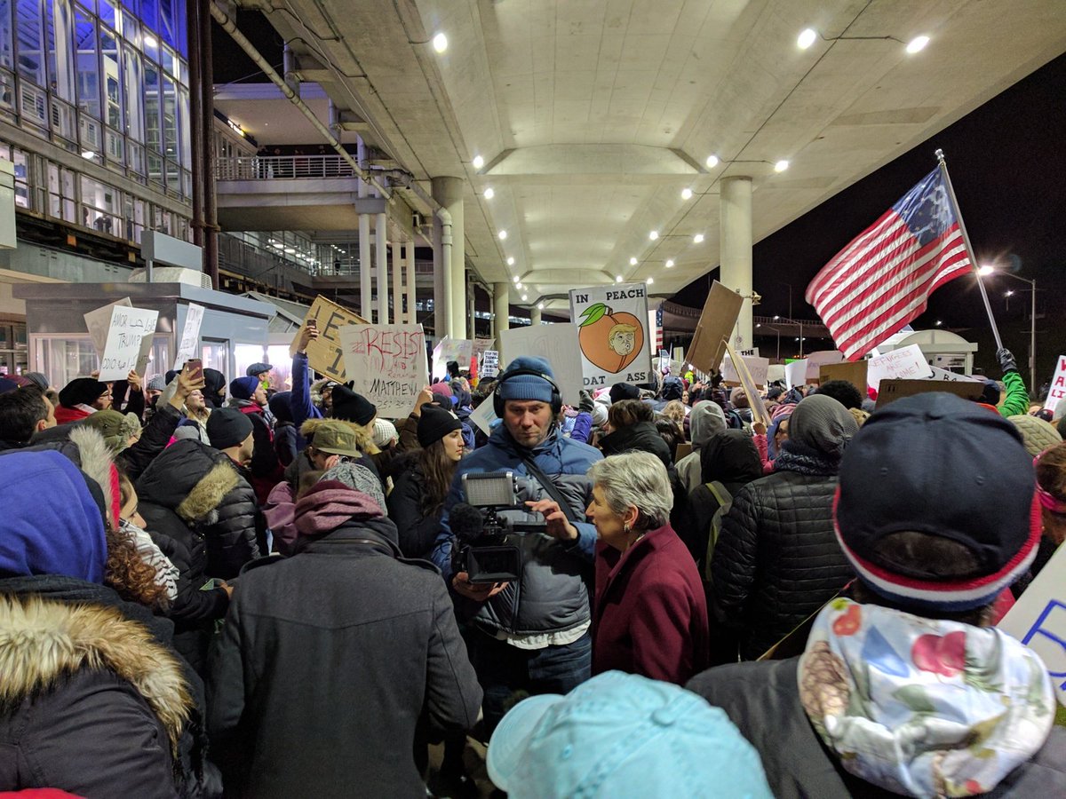 dasago521's tweet photo. Last night (1/29/17) at #ohareprotest #NoBanNoWall #chicago @ANSWERChicago @RefuseFascism https://t.co/GWGaTF4tQv