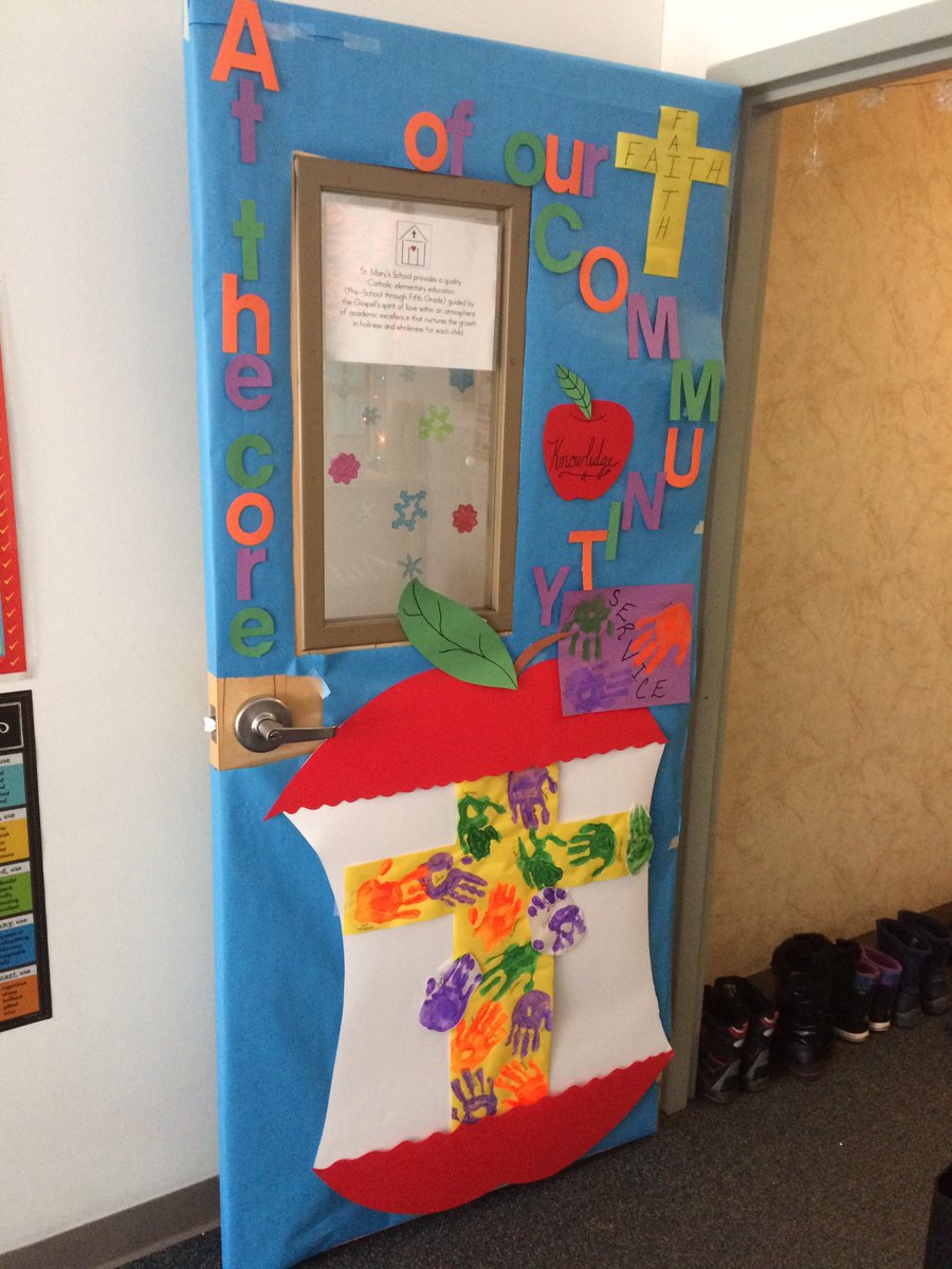 MrGracesClassGB's tweet photo. Showing our "Spirit" with door decorations. #CatholicSchoolsWeek #thestarwarsoneisours https://t.co/mbHBheMBmZ