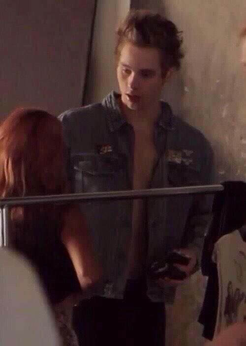 lukepicsI's tweet photo. #iHeartAwards #BestFanArmy #5SOSFam https://t.co/HYnw5wwXF0