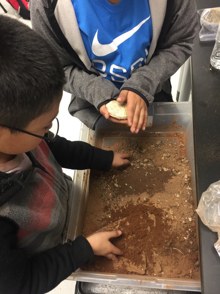 KakaiWulfjen's tweet photo. Digging for fossils @colorado_isd #geology #sedimentaryrock #engagedscience https://t.co/3H8VxlUaIW