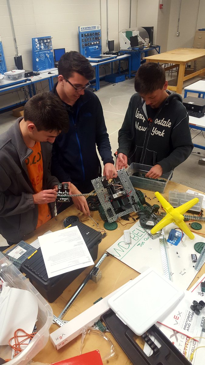 MrWebb_Prosser's tweet photo. @GCCSchools @CHS_Pirates @VEXRobotics CHS Robotics Club optimizes our robot for our next competition. #BeGreater #chstechnology #vexrobotics https://t.co/zZ5ZQqhQ3q