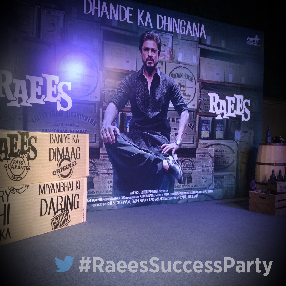 SRKUniverseSL's tweet photo. #InPics | Exclusive from #RaeesSuccessParty - 2 @RaeesTheFilm #TeamRaees https://t.co/N7LTu71HIw