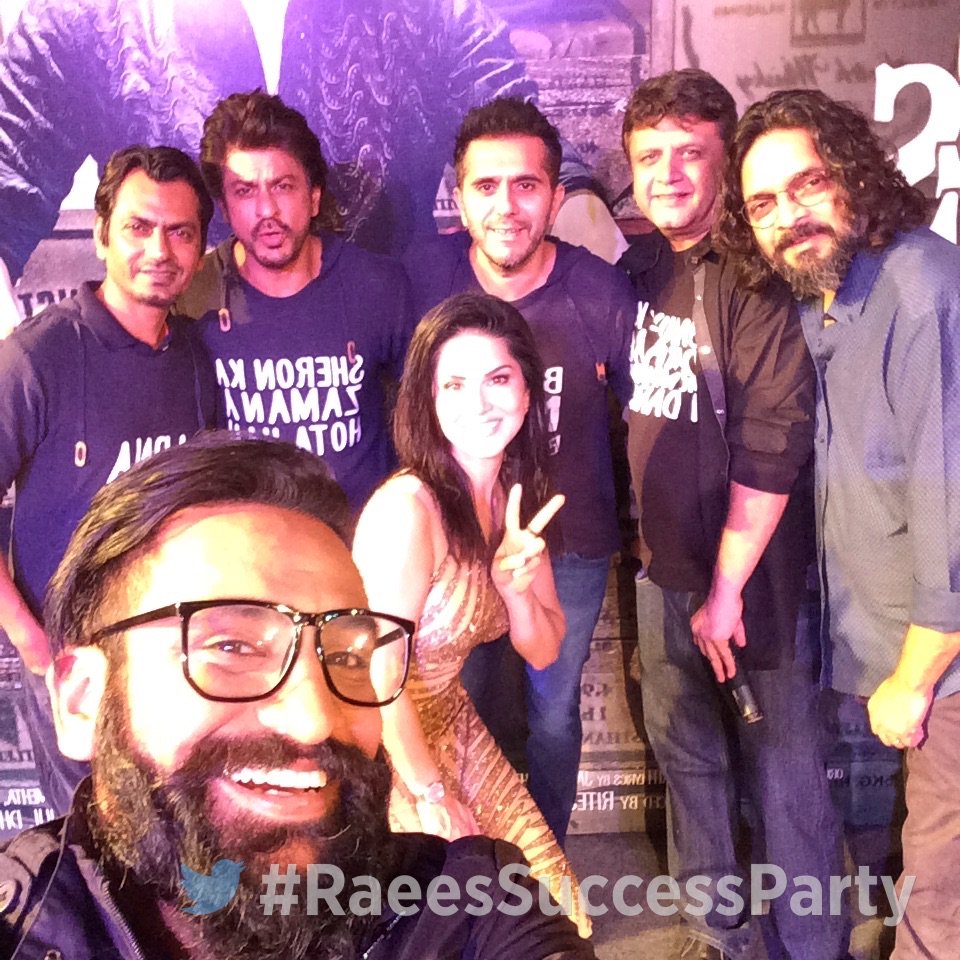 SRKUniverseSL's tweet photo. #InPics | Exclusive from #RaeesSuccessParty - 2 @RaeesTheFilm #TeamRaees https://t.co/N7LTu71HIw