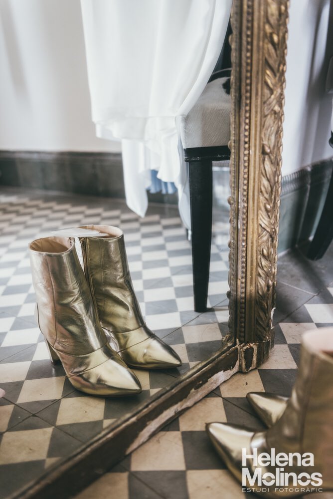 ¿Una novia con botines? ¡Oh yeah! Nos encanta el toque atrevido y cómo lo capturó <a href="/helenamolinos/">Helena Molinos</a> goo.gl/nNJPB7 #MadeInMe #bodas