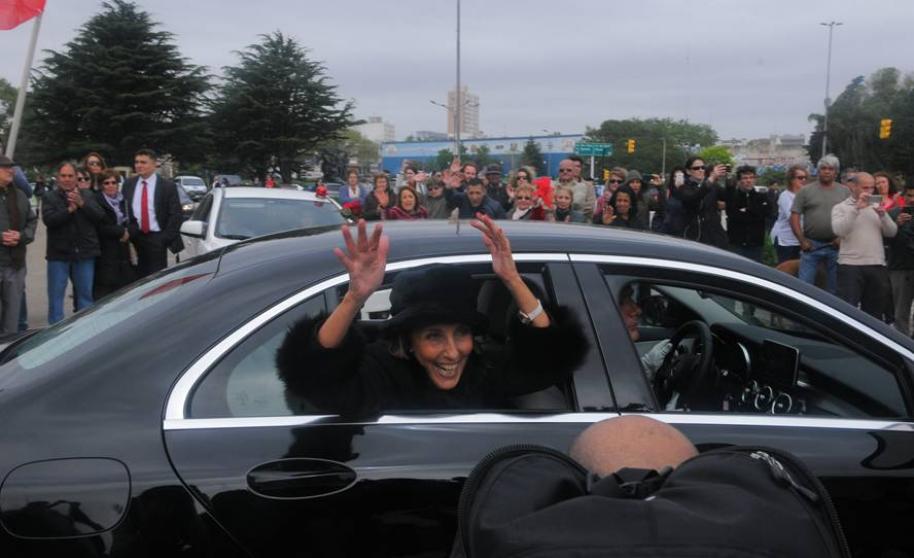 Calerga67's tweet photo. Armaron terrible lío por la burla de Momolandia a Mercedes Menafra, fueron 10 segundos de la actuación, pero estas imágenes fueron reales. https://t.co/Io1vnjliKf