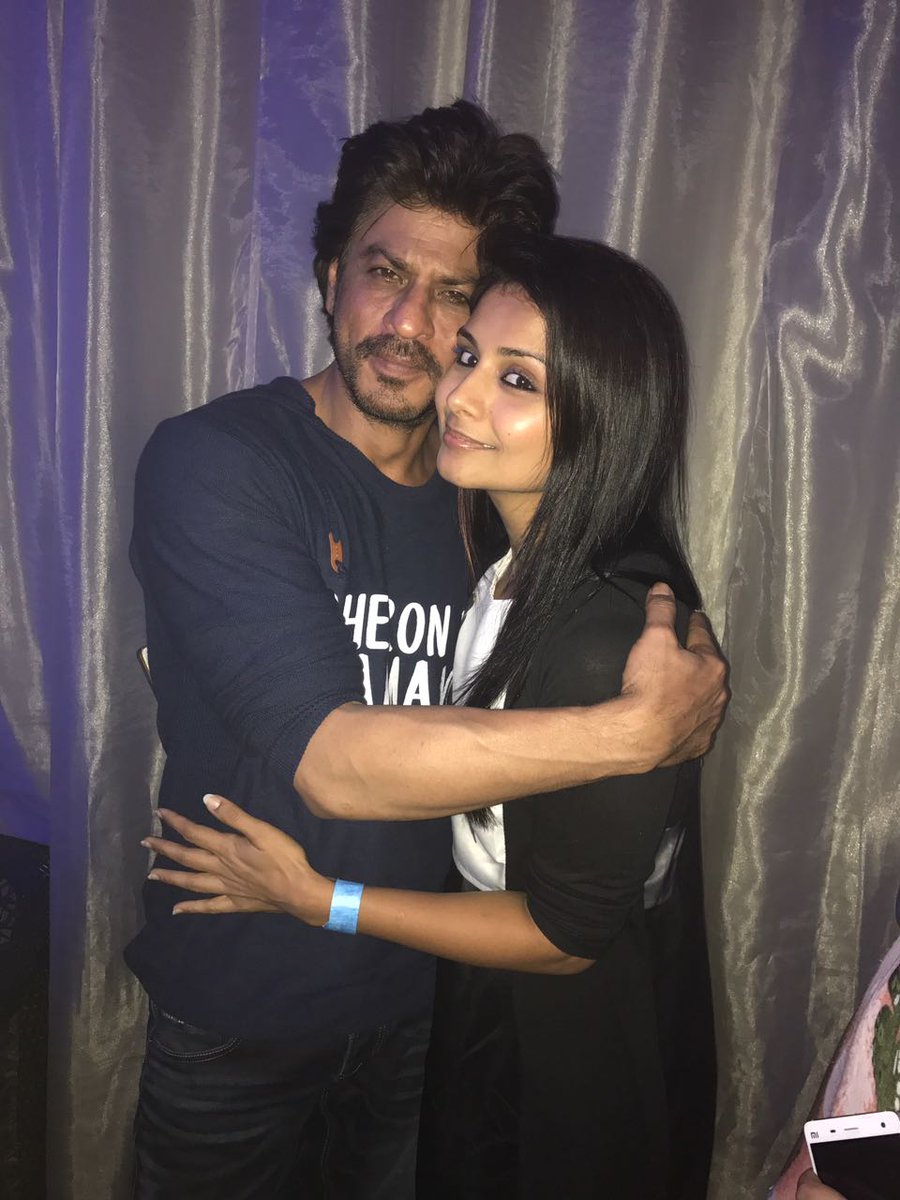 bhawnamunjal's tweet photo. Hugs n smiles :) @RaeesTheFilm success party @iamsrk love :) @RedChilliesEnt @SRKUniverse @ZeeNews @shahrukhfc80 #RaeesSuccessBash https://t.co/07TzyqJdG9