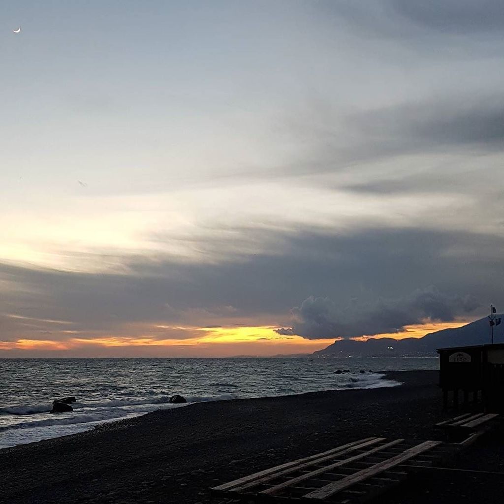 FabiusM1's tweet photo. #skyline #skyporn #cloudporn #instagramhub #igersitalia #igerseurope #igersliguria #allsh… https://t.co/6toKlmOjvw https://t.co/L8qkckR2Dw