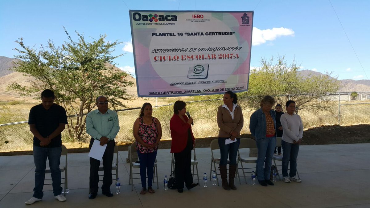 IEBO_GobOax's tweet image. Continúa Inauguración del Ciclo Escolar #2017A, Dir. Gral. entrega reconocimientos a alumnos en el #Plantel016 de #SantaGertrudis Zimatlán.
