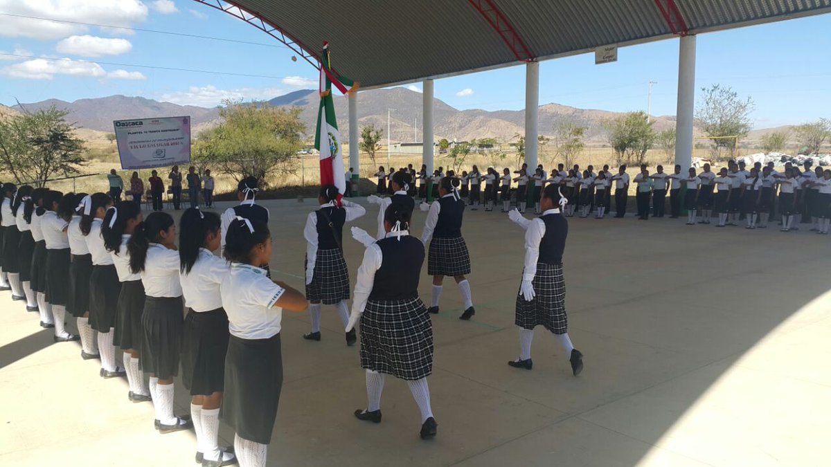 IEBO_GobOax's tweet image. Continúa Inauguración del Ciclo Escolar #2017A, Dir. Gral. entrega reconocimientos a alumnos en el #Plantel016 de #SantaGertrudis Zimatlán.
