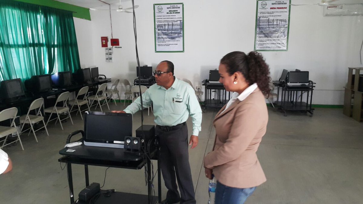 IEBO_GobOax's tweet image. Continúa Inauguración del Ciclo Escolar #2017A, Dir. Gral. entrega reconocimientos a alumnos en el #Plantel016 de #SantaGertrudis Zimatlán.