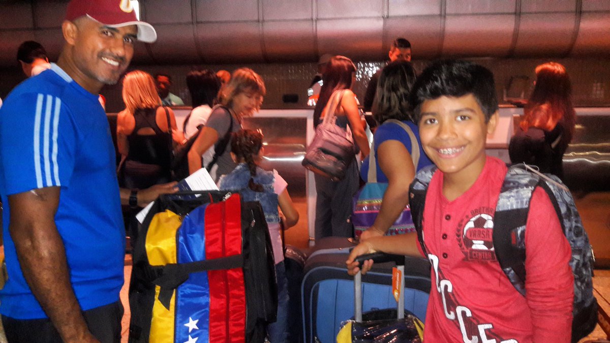 soraimapetit's tweet photo. @colegiojuan23 carlos carrasco estudiante de 6to grado viaja a representar a venezuela en mundial de esgrima en  francia e italia. https://t.co/oi7VKVrYlL