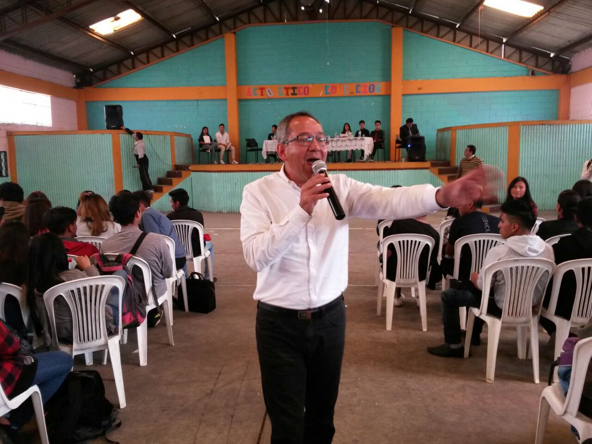 88888stat's tweet photo. Con los estudiantes del sur de Quito respondiendo sus inquietudes, vamos por más oportunidades para los jóvenes. #CuentaConmigo https://t.co/8hUiOJMFdA