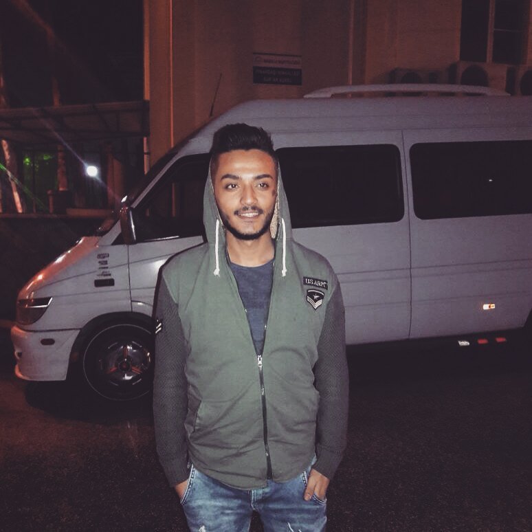 Aslanla gezen et yer
Kargayla uçan bok yer.
Kural bu ;)