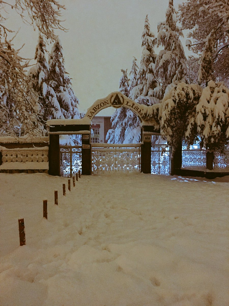 _TL123_'s tweet photo. Kar bile kapatamıyor anılarımızın üstünü. ❄️❄️ #ŞANLILİSE #TL123 https://t.co/WgjhwnJ8QT