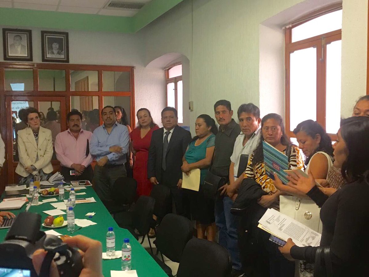 TomasBasalduG's tweet photo. Productiva reunión con la titular de los @SSO_GobOax, Gabriela Velásquez Rosas; planteamos problemáticas de municipios costeños #Oaxaca https://t.co/ZgLq6ezopX