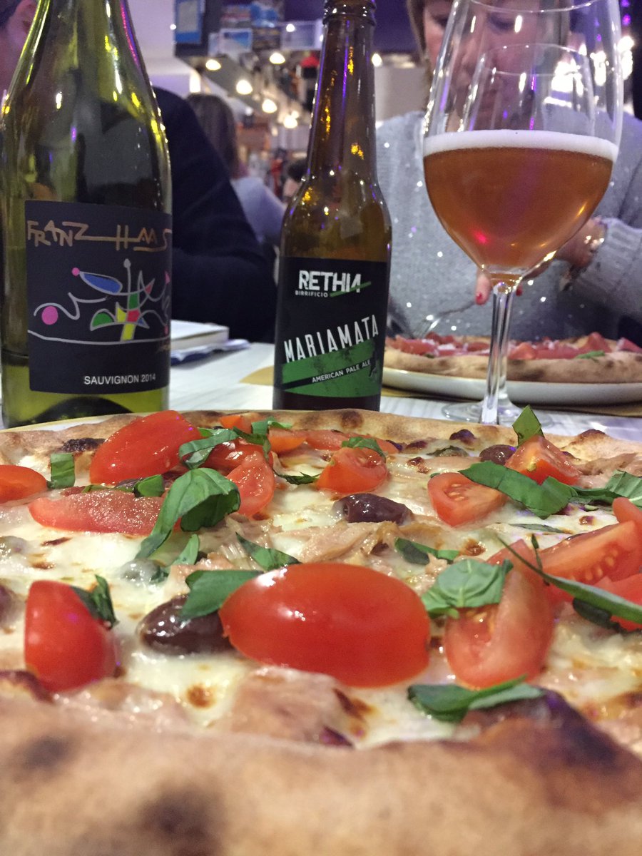 Con la #pizza bevi #vino o #birra ? Io entrambi con <a href="/BirraRethia/">Birrificio Rethia</a> e <a href="/FranzHaasWinery/">Franz Haas Winery</a> ! #daalbert #trento