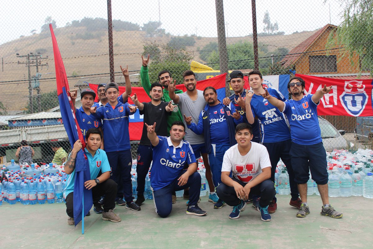 CADConstitucion's tweet photo. Gran éxito tuvo la campaña solidaria organizada por #GonzaloEspinoza e hinchas de @udechile para damnificados de #Constitución. https://t.co/1VAyslawxN