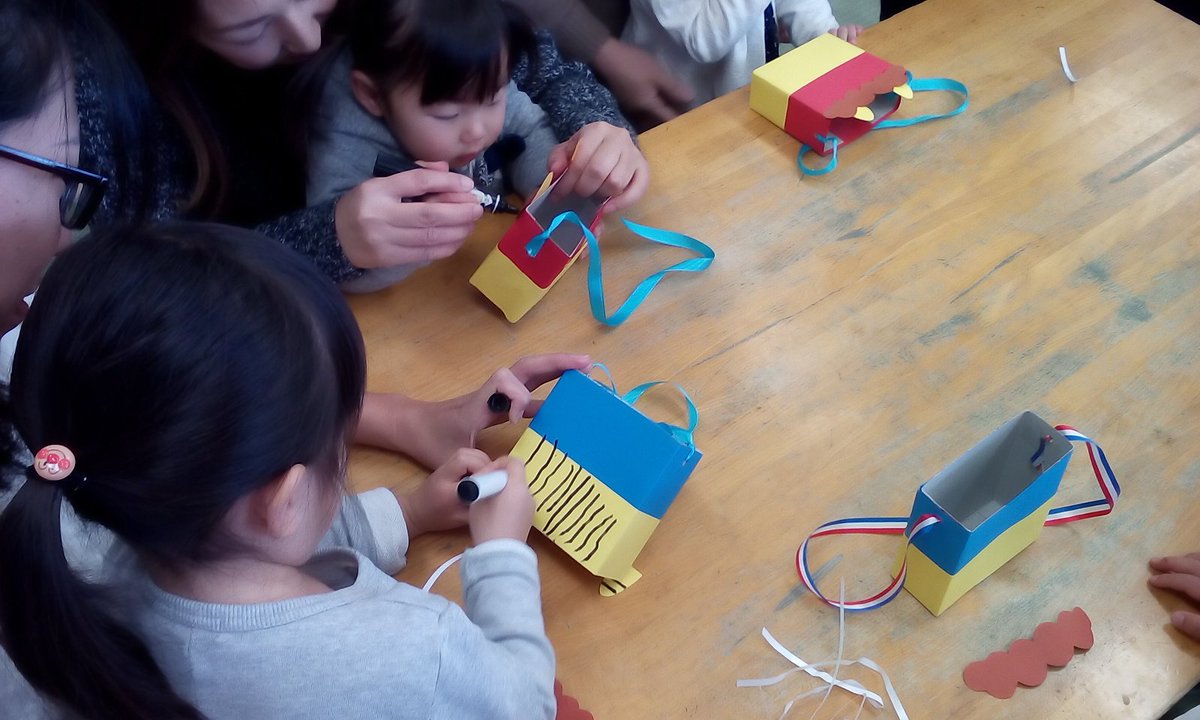 こまがた幼稚園 ペンギンクラブ 今日は鬼の豆入れを作りました 鬼にパンツをはかせ シマシマ模様を描いたり 顔を描いたりして仕上げましたよ 節分の日にお家で使ってね