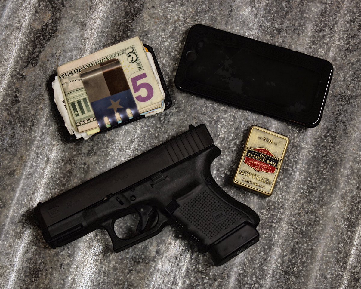 LoneStarLoaded's tweet photo. Monday Carry #glock #hellbentwallet #iphone7 #zippo #edc #everydaycarry #twitterguns #2ndAmendment https://t.co/OLfcHf7qWQ