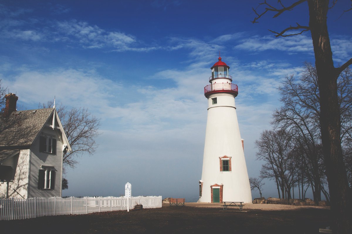 briraetoro's tweet photo. We often take detours and find some pretty awesome places. #ohio #lakeerie #lighthouse #marbleheadlight #lake #outdoors #winter https://t.co/Kx711p9o4y