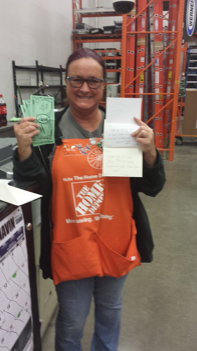 amandafaith24's tweet photo. Handing out recognition for 100% cashier friendliness!!! https://t.co/0ZVkMigxIu