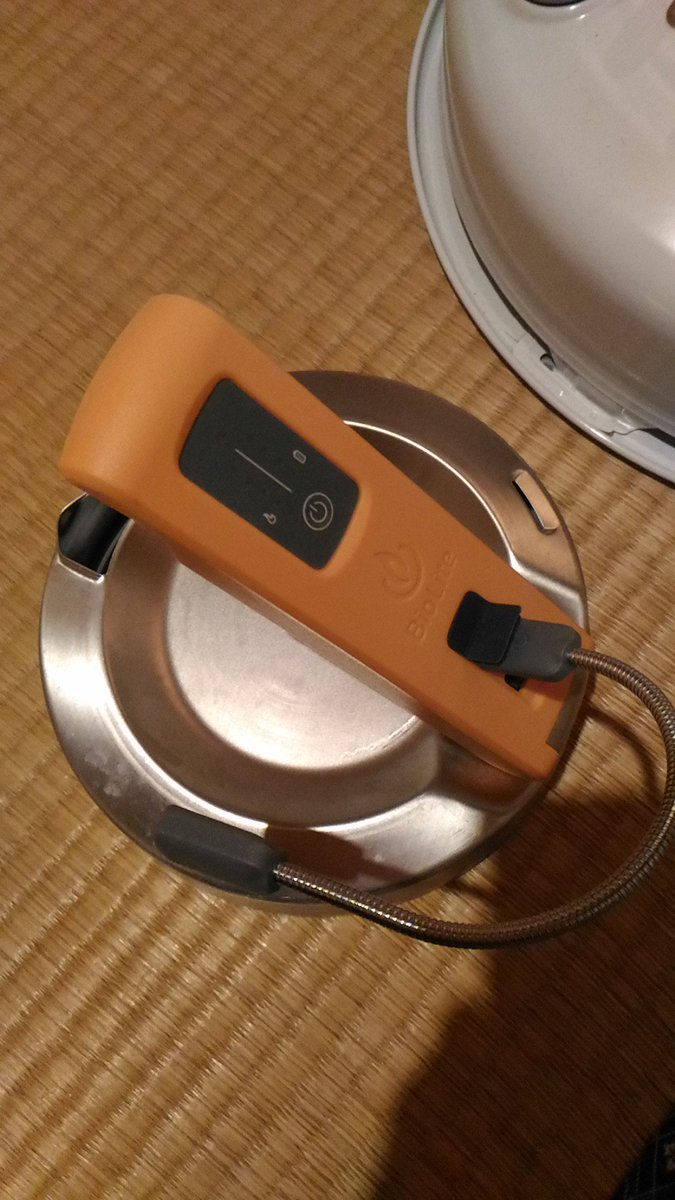 t339's tweet photo. 今回の断捨離は発電するヤカンです。イベントの時など携帯を充電したり、ＬＥＤライトを光らせたりすると便利だと思います。注ぎ口が狭いので水を入れるのに水差しが有った方が良いかも。欲しいって人はメッセージ等でお知らせ下さい。次回会う時に手渡しでお願いします。 https://t.co/AD5Ztuvlgc