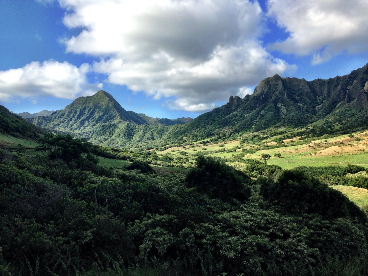 ChrisLikesDinos's tweet photo. Known Jurassic World 2 filming locales: Hawaii, Wales, and Pinewood Studios, London. I wonder where else it may go? https://t.co/Y6RtEo49HM https://t.co/2xC4A234dB