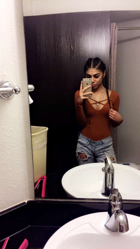 scarletferrari_'s tweet photo. Dam im fine w/ braids https://t.co/UnwbMODEbl