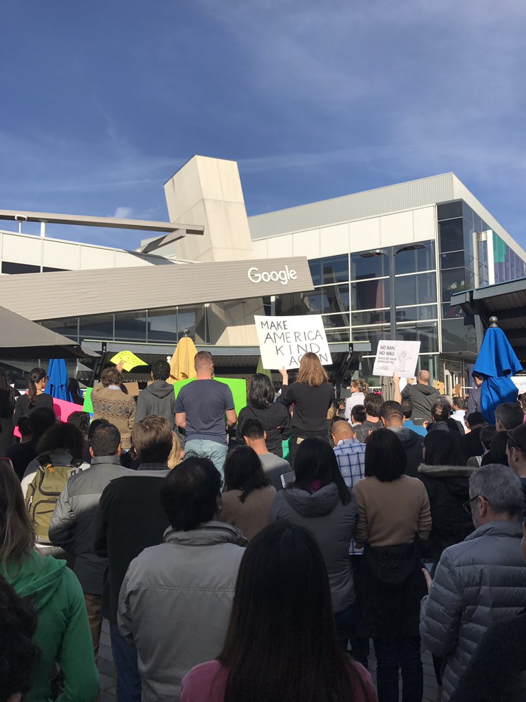 web3ri's tweet image. There are at least 187 Googler families affected by there #MuslimBan. Today we stand with them. #Googlersunite #NoBanNoWall