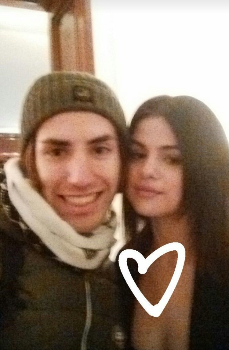 SelGomez_es's tweet photo. ¡Enhorabuena a @Gnuinart por haber podido conocer a Selena! 👏👏👏 󾓫 #Selenators #BestFanArmy #iHeartAwards https://t.co/YIeFAEW4w5