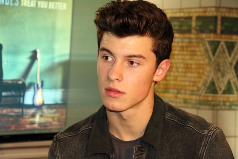 chaomendespage's tweet photo. "Para de chamar o Shawn de Chão, perdeu a graça."

EU PAGO O SALARIO DELE, SE EU QUISER CHAMO ELE DE TETO.

#Here #BestCover #iHeartAwards https://t.co/WHA6BJ0eJv
