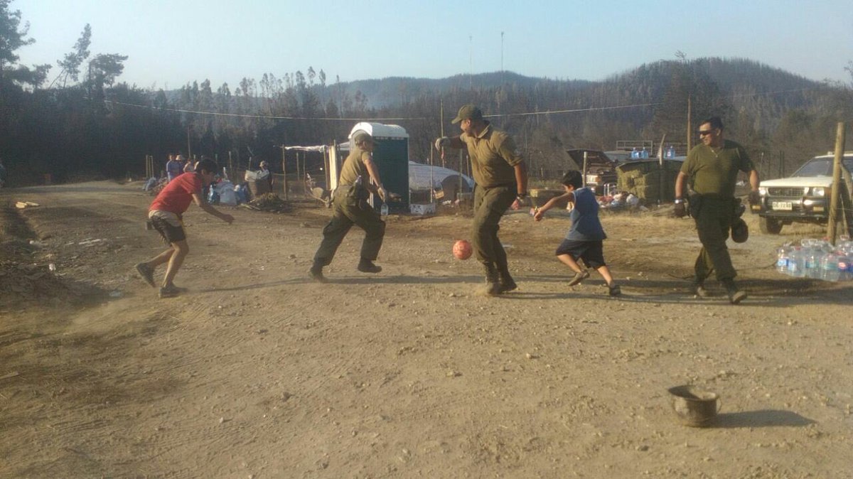 Carabdechile's tweet photo. 🔴| #SantaOlga: Carabineros comparte con niños de localidad afectada por incendios forestales. https://t.co/CYpVPtQiNL