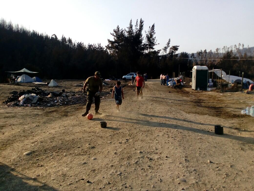 Carabdechile's tweet photo. 🔴| #SantaOlga: Carabineros comparte con niños de localidad afectada por incendios forestales. https://t.co/CYpVPtQiNL