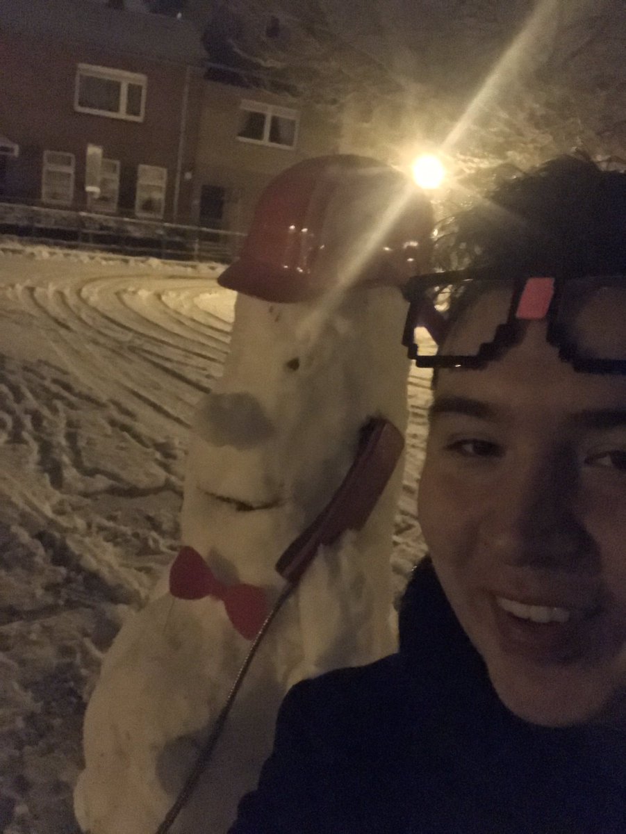 PhillipGoik's tweet photo. Erleben, was verbindet. 💕⛄️
Mit wem er wohl gerade telefoniert?💕
#Telekomwall #Werkstolz
@SMBTEAM @Telekom_hilft
#Winter #Beauteful #Art https://t.co/XfvhUzfwwb